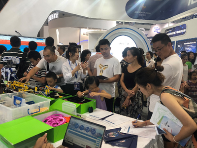 青少年人工智能技術(shù)水平測試項(xiàng)目亮相首屆智博會(huì)，賦能教育科技新未來